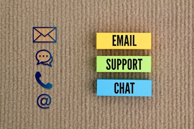 carta colorata con le parole supporto e-mail e chat e-mail concept Contattaci pagina del sito web