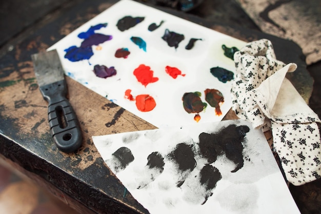 Carta con macchie di vernice colorata nel laboratorio dell'artista