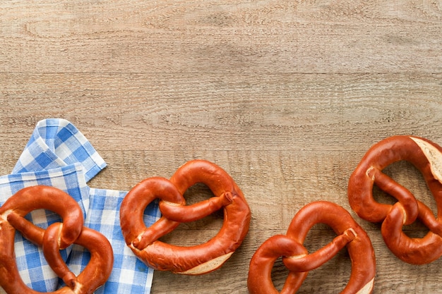 Carta concettuale dell'Oktoberfest Salatini tradizionali bavaresi con boccale di bottiglia di birra su vecchio fondo di legno rustico Perfetto per l'Oktoberfest Menu di cibo dell'Oktoberfest Vista dall'alto Mock up