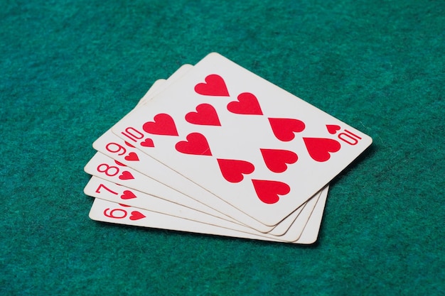 Carta da gioco sul tavolo verde In Casino Straight Flush Card
