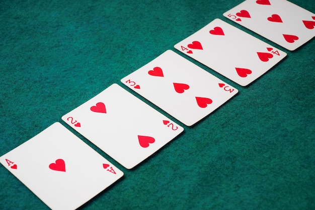 Carta da gioco sul tavolo verde nel casinò