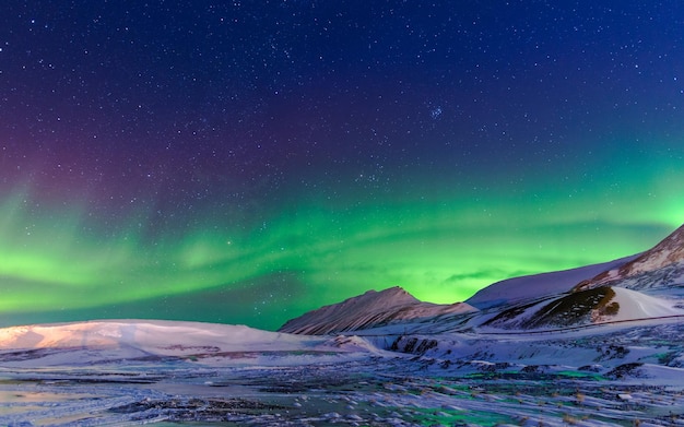 Carta da parati Aurora in cima alla montagna