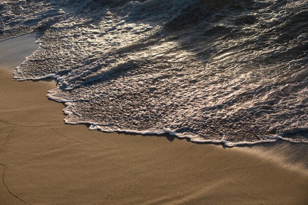 Carta da parati del mare di bellezza del paesaggio marino dell'oceano Spiaggia del paradiso con lo sfondo dell'acqua tranquilla