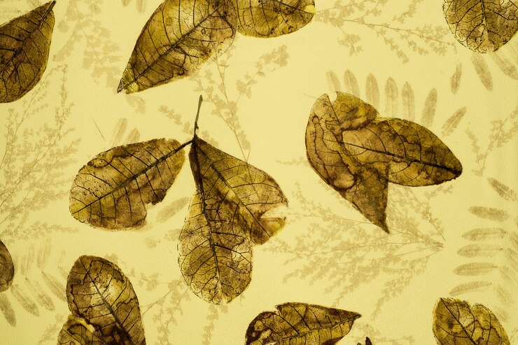 Carta da parati in tessuto retrò con ornamenti floreali colorati