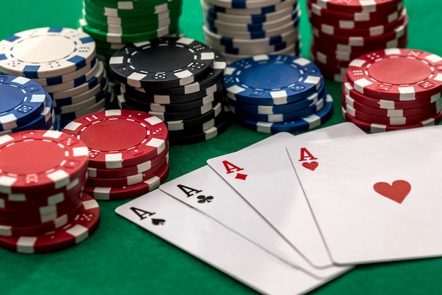 Carta da poker e fiches differenti sul tavolo verde