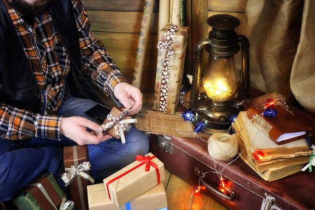 Carta da regalo per uomo a mano per il nastro natalizio natalizio e fiocchi