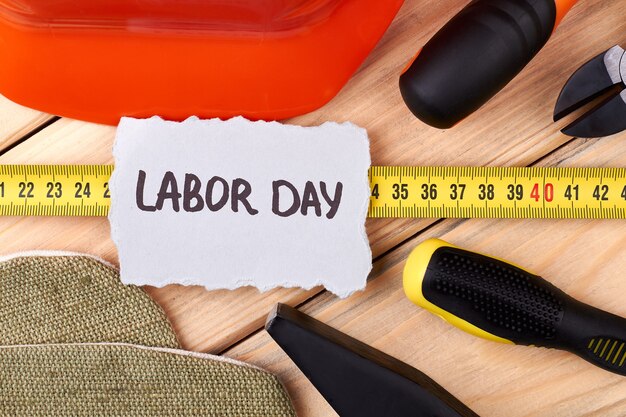 Carta del Labor Day con strumenti. Articoli di sicurezza e strumenti. Storia della festa del lavoro.