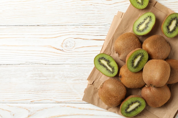 Carta del mestiere con il kiwi sulla tavola di legno