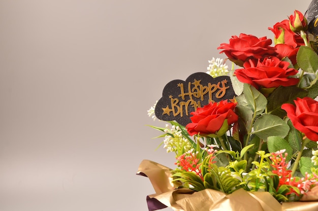Carta di buon compleanno con bella decorazione floreale