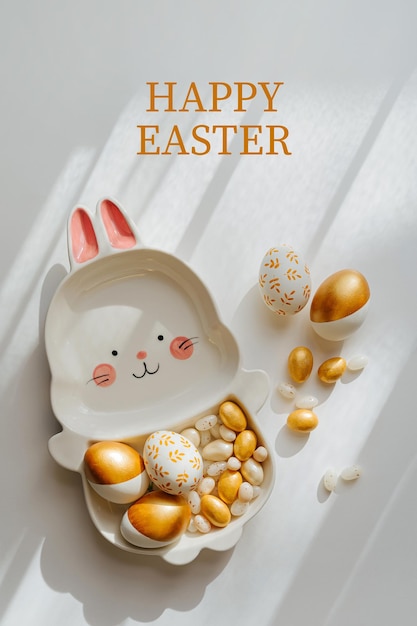 Carta di buona Pasqua Piatto carino a forma di coniglietto con uova d'oro pasquali e caramelle Concetto di vacanza