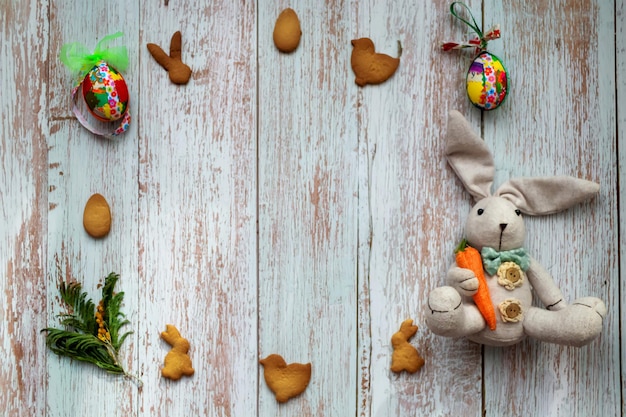 Carta di buona Pasqua Una cornice fatta di biscotti fatti in casa festivi uova decorative coniglietto giocattolo con carota