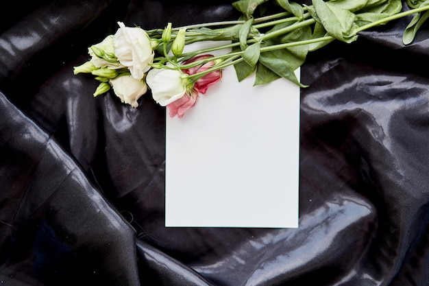 Carta di cancelleria moderna mock up natura morta su tessuto nero Biglietto di auguri vuoto