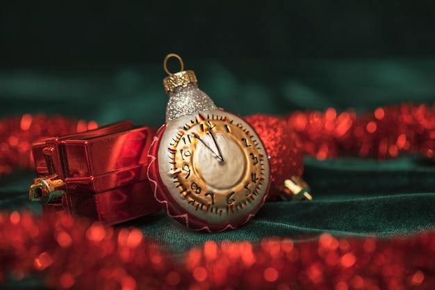 Carta di Capodanno Orologio e palline di Natale giocattolo