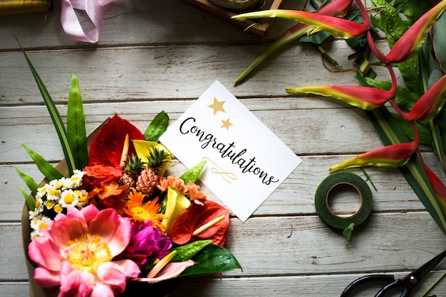 Carta di congratulazioni con bouquet di fiori