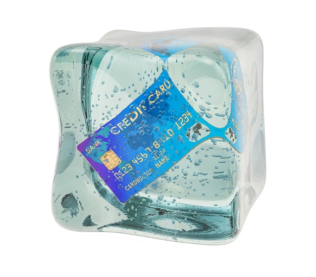 Carta di credito congelata nel cubetto di ghiaccio Concetto di conto bancario congelato Rendering 3D