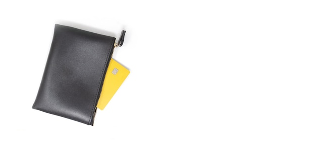 carta di credito gialla vuota in portafoglio in pelle su sfondo bianco. copia spazio