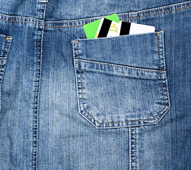 Carta di credito in plastica nella tasca posteriore dei jeans