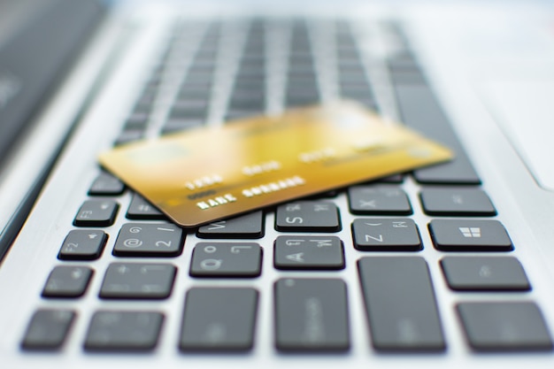 Carta di credito sul computer, shopping online concept.