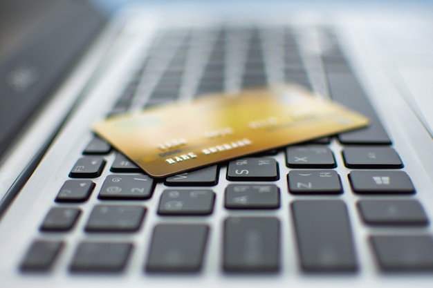 Carta di credito sul computer, shopping online concept.