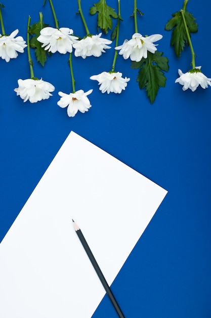 Carta di fiori, auguri, mockup di vacanze. Sfondo del giorno delle nozze, festa della donna