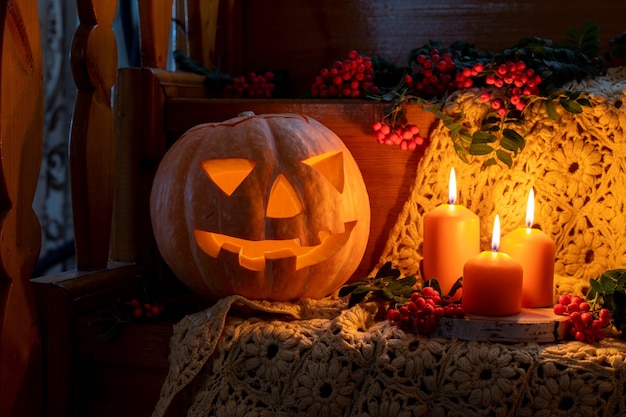 Carta di halloween raccapricciante Pumpkin Jack Lantern su scale di legno