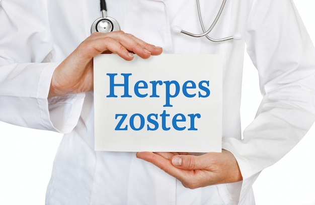 Carta di herpes zoster nelle mani del medico