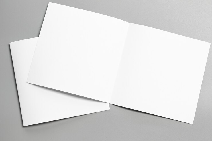 Foto carta di mock-up ritratto vuoto. rivista di opuscoli isolato su sfondo grigio, mutevole