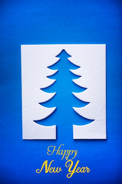 Carta di papercraft di disegno di taglio della carta dell'albero di Natale. Colore bianco, rosso e verde