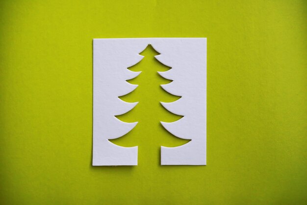 Carta di papercraft di disegno di taglio della carta dell'albero di Natale. Colore bianco, rosso e verde