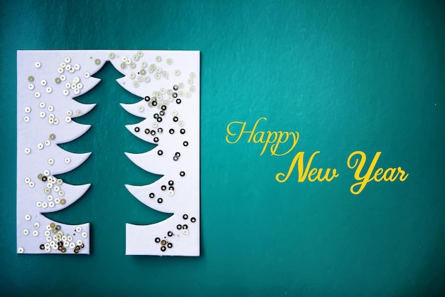 Carta di papercraft di disegno di taglio della carta dell'albero di Natale. Colore bianco, rosso e verde