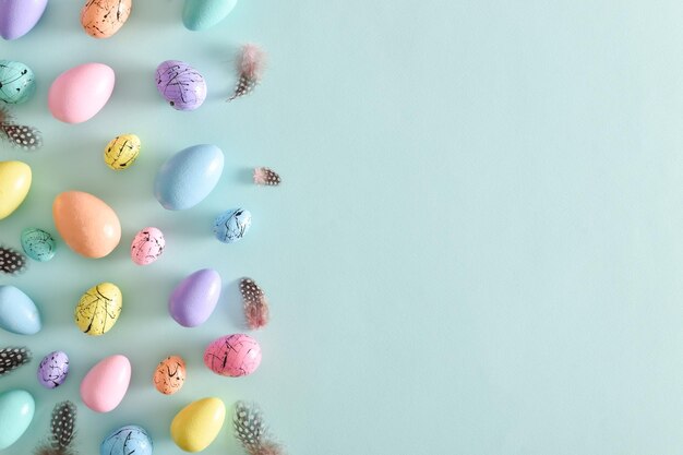 Carta di Pasqua con uova e piume colorate con una copia del posto per il testo Banner per Pasqua Sfondo festivo Spazio di copia Vista dall'alto piatta