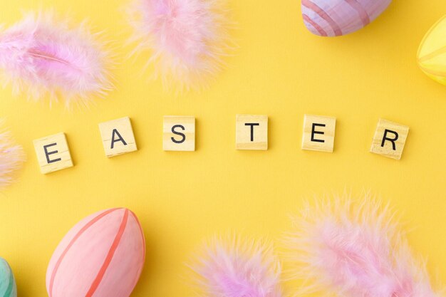 Carta di Pasqua su sfondo giallo con vista dall'alto di decorazioni natalizie