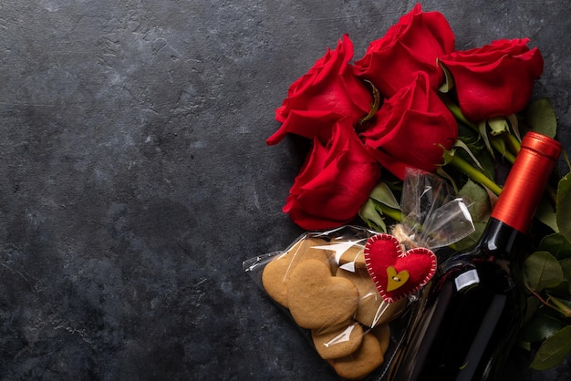 Carta di San Valentino con biscotti di bottiglia di vino e fiori di rosa