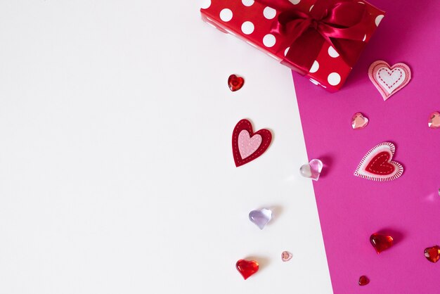 Carta di San Valentino con copia spazio. Cuori e un regalo con fiocco