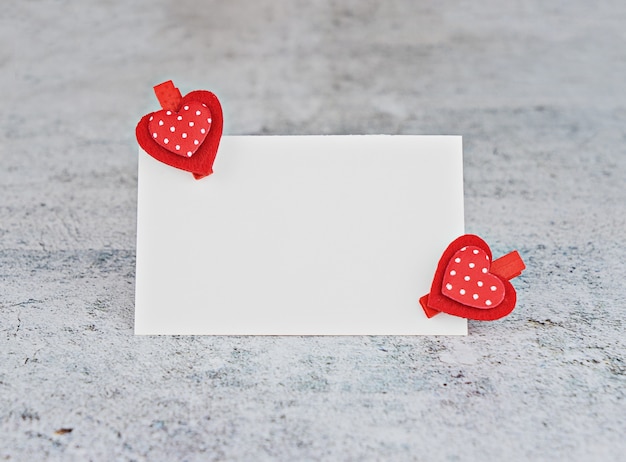 Carta di San Valentino con cuori rossi