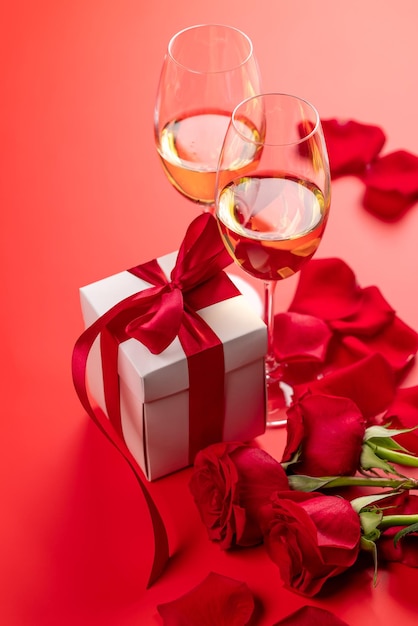 Carta di San Valentino con fiori rosa champagne e confezione regalo