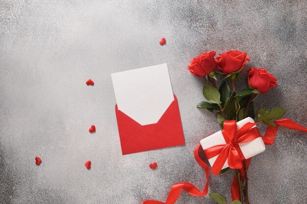 Carta di San Valentino con rose rosse regalo romantico