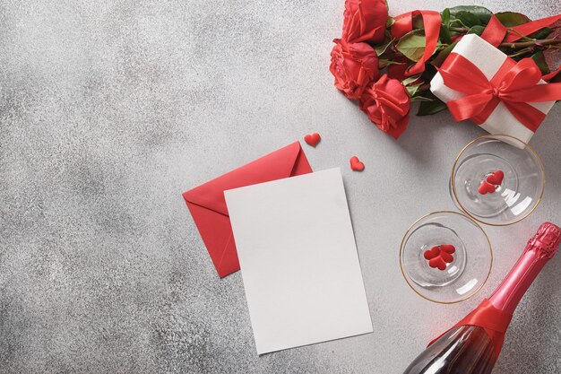 Carta di San Valentino con rose rosse regalo romantico