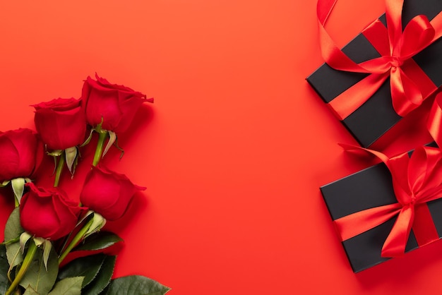 Carta di San Valentino con scatole regalo e fiori di rosa
