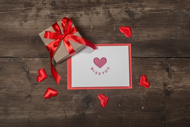 Carta di San Valentino e regalo sul bordo di legno vecchio