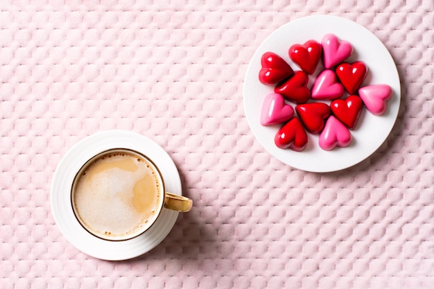 Carta di San Valentino o festa della mamma con scatole regalo tazza di caffè e cuore su struttura rosa