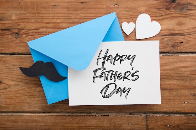 Carta e busta per la festa del papà felice con baffi e cuori d'amore