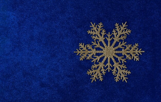 Carta fiocco di neve di Natale sfondo, su sfondo blu