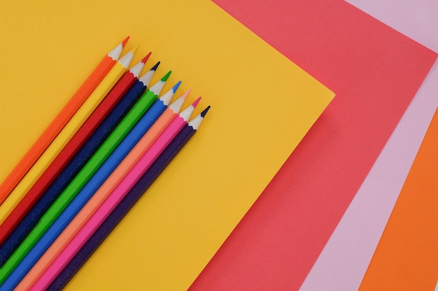 Carta geometrica astratta con matite colorate.