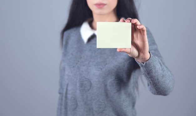 Carta gialla della mano della donna