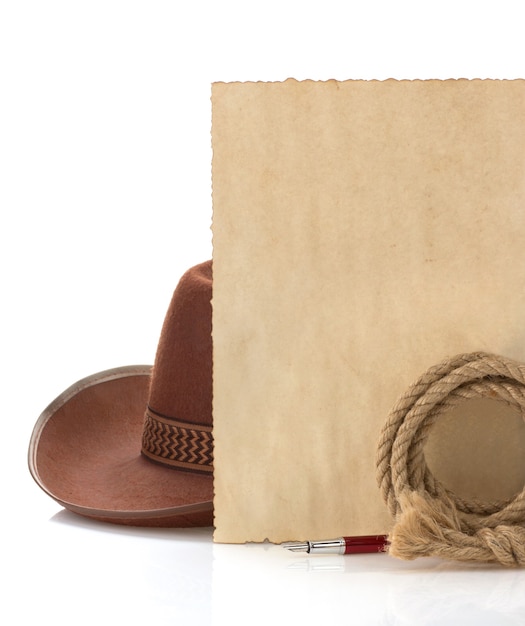 Carta invecchiata e cappello da cowboy isolati