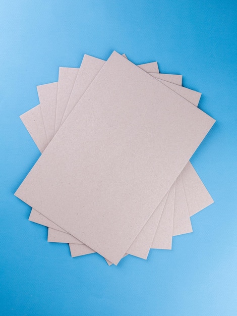 Carta kraft beige trama sfondo astratto ad alta risoluzione sfondo foglio di cartone isolato su blu da vicino