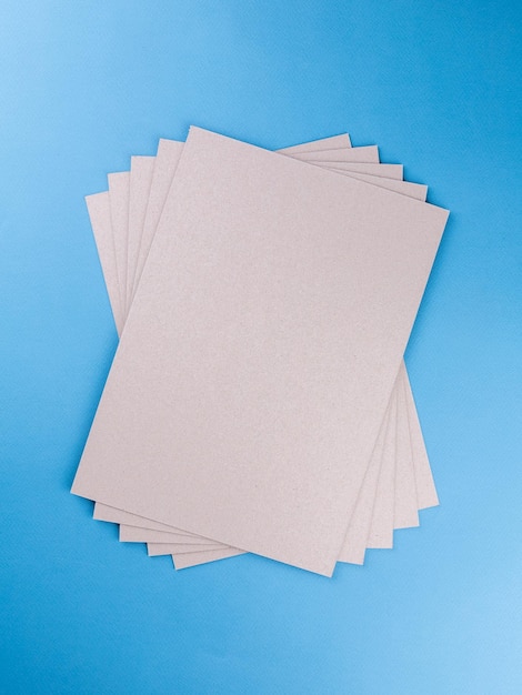 Carta kraft beige trama sfondo astratto ad alta risoluzione sfondo foglio di cartone isolato su blu da vicino