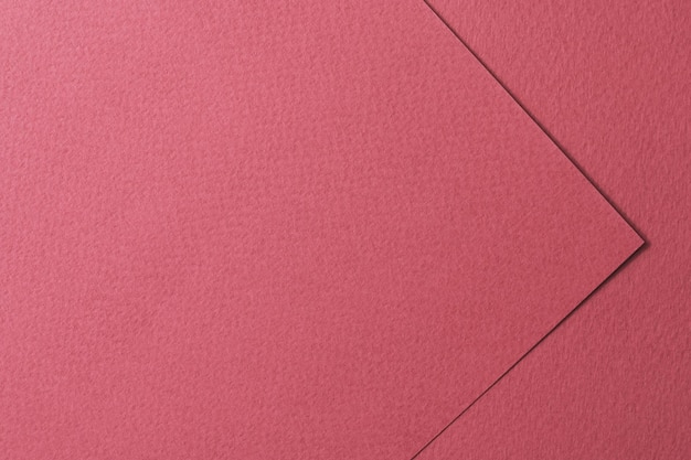 Carta kraft ruvida pezzi sfondo geometrico carta monocromatica texture colore bordeaux Mockup con spazio per la copia del testo