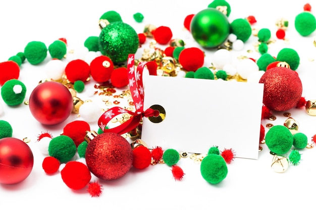 Carta mockup e palline rosse e verdi con decorazioni natalizie